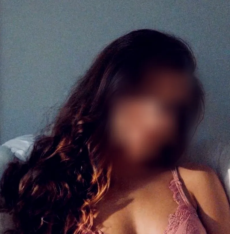 Amira, 25