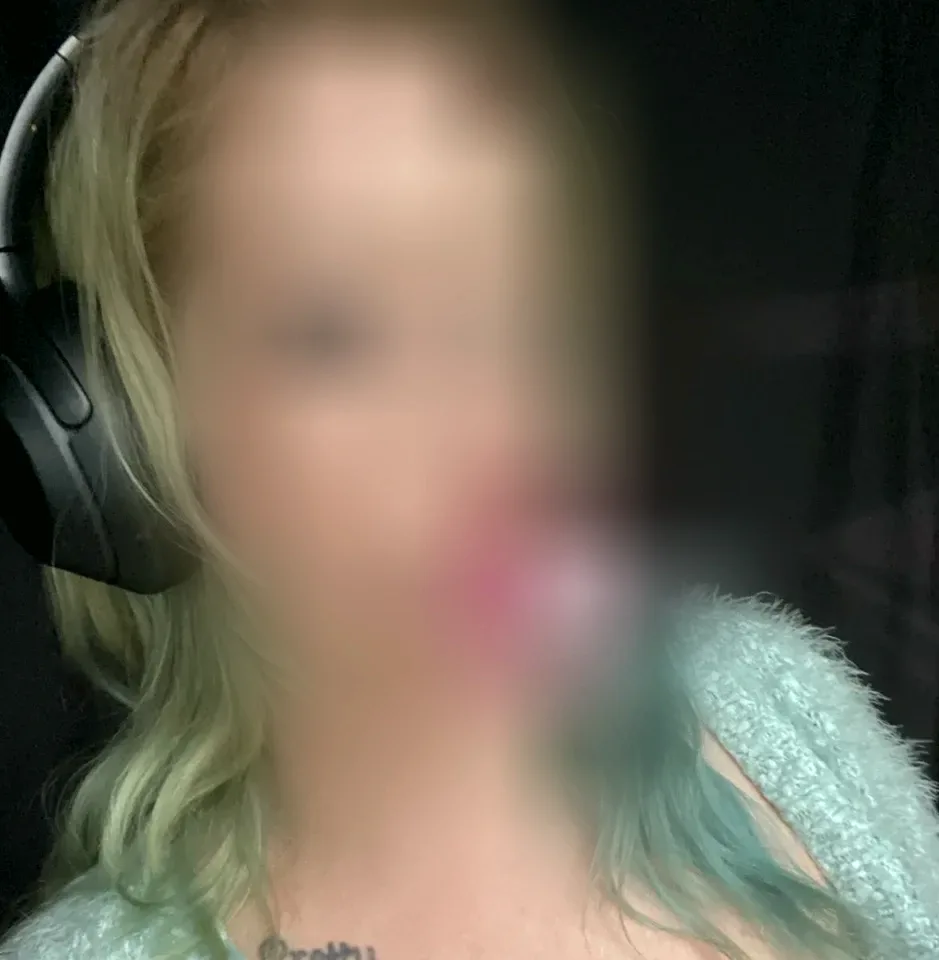 Ines, 35